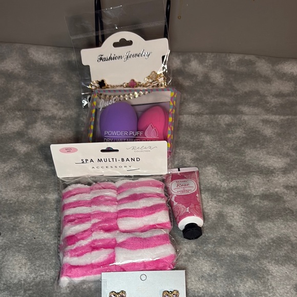 Butterfly Cosmetic Bag Spa Gift Set – Jewelry, Beauty Tools & More NWT - Picture 4 of 7